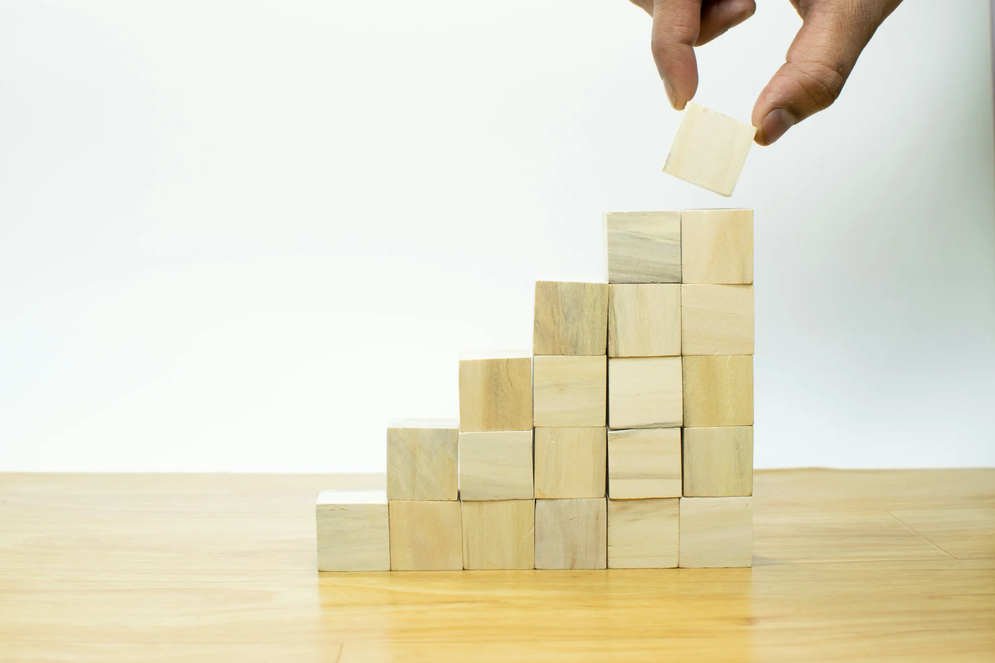 Debunking the 'Big Bang' AI Fallacy: A Phased Approach to AI Operating Models for Sustainable Growth